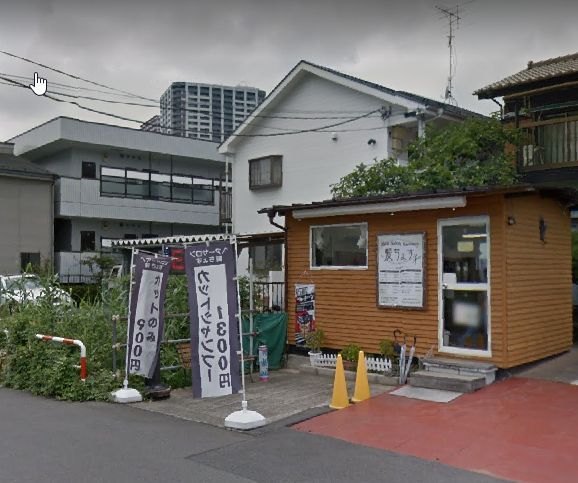 お隣は武蔵浦和の人気の床屋さん「髪ちょす」さんがあります。