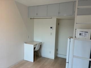 �f�X�N�̏�Ɏ��[�ƃN���[�b�g�|�[��������܂��B